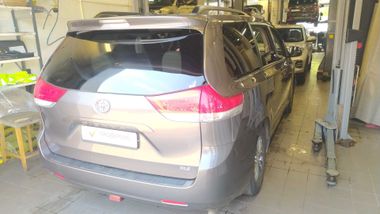 Toyota Sienna 2011 года, 120 405 км - вид 4