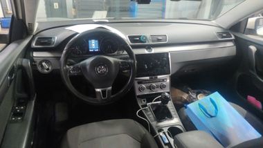 Volkswagen Passat 2013 года, 248 000 км - вид 5