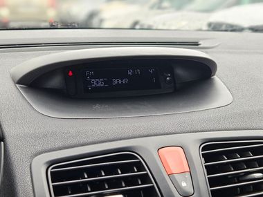 Renault Fluence 2011 года, 162 801 км - вид 10