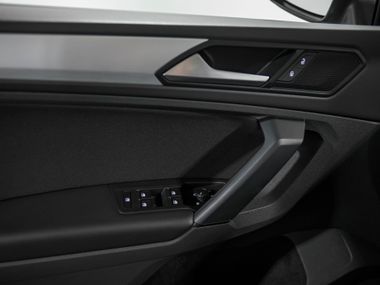 Volkswagen Tiguan 2022 года, 15 355 км - вид 13