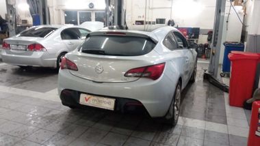 Opel Astra GTC 2012 года, 174 460 км - вид 3