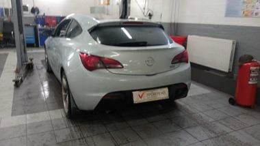 Opel Astra GTC 2012 года, 174 460 км - вид 4
