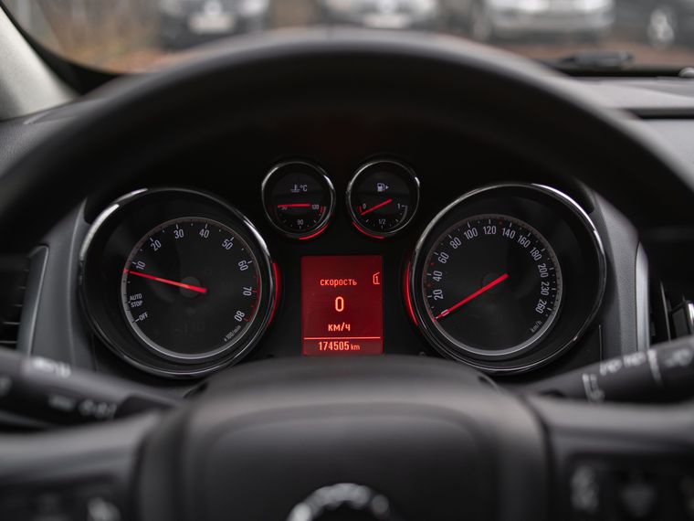 Opel Astra GTC 2012 года, 174 460 км - вид 5