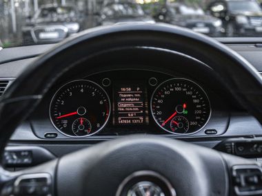 Volkswagen Passat 2012 года, 146 816 км - вид 5
