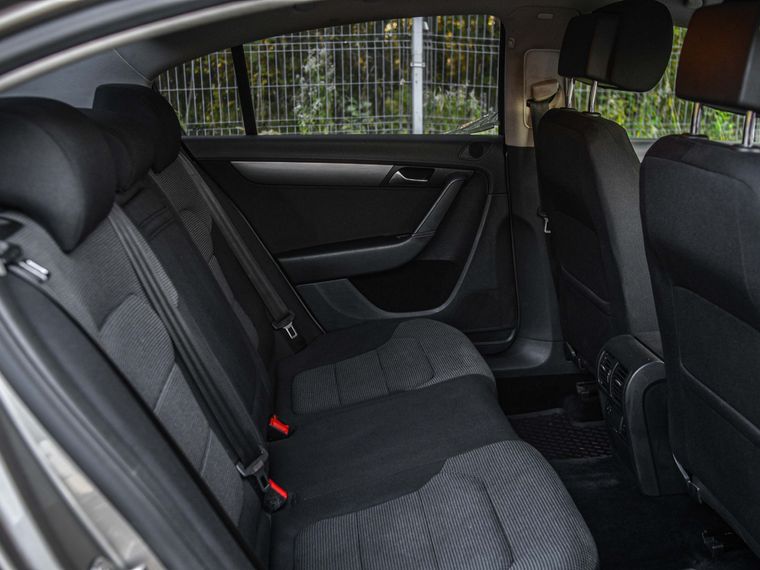 Volkswagen Passat 2012 года, 146 816 км - вид 11