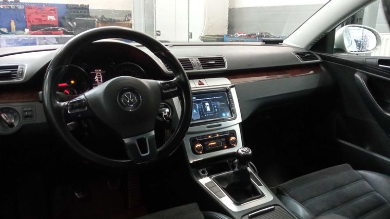 Volkswagen Passat 2010 года, 317 000 км - вид 5