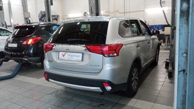 Mitsubishi Outlander 2018 года, 72 457 км - вид 3