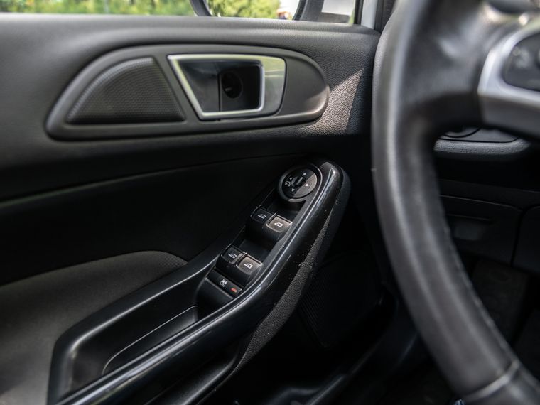 Ford Fiesta 2015 года, 105 000 км - вид 9