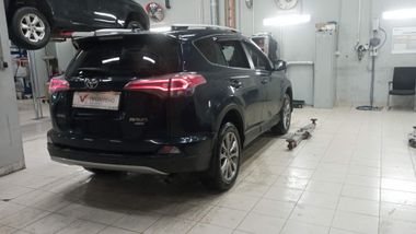 Toyota RAV4 2018 года, 145 342 км - вид 3
