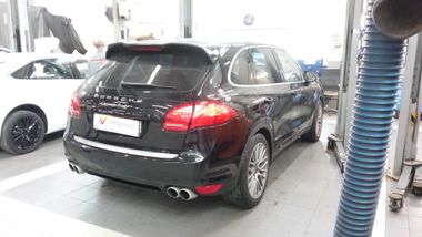 Porsche Cayenne Turbo 2013 года, 142 416 км - вид 3