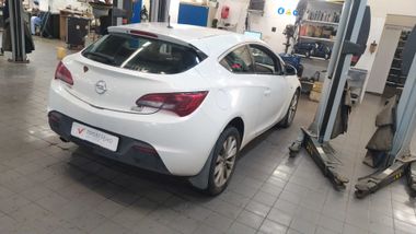 Opel Astra GTC 2012 года, 228 943 км - вид 3