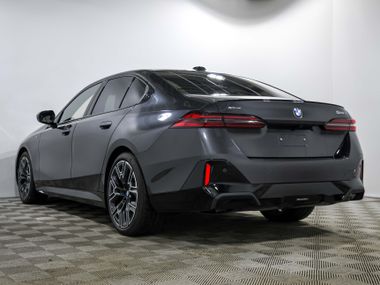 BMW 5 серия 2024 года, 8 594 км - вид 6