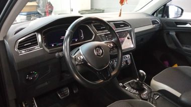 Volkswagen Tiguan 2019 года, 107 940 км - вид 5