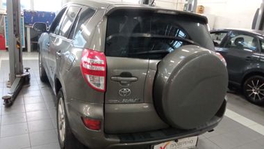 Toyota RAV4 2010 года, 193 150 км - вид 4