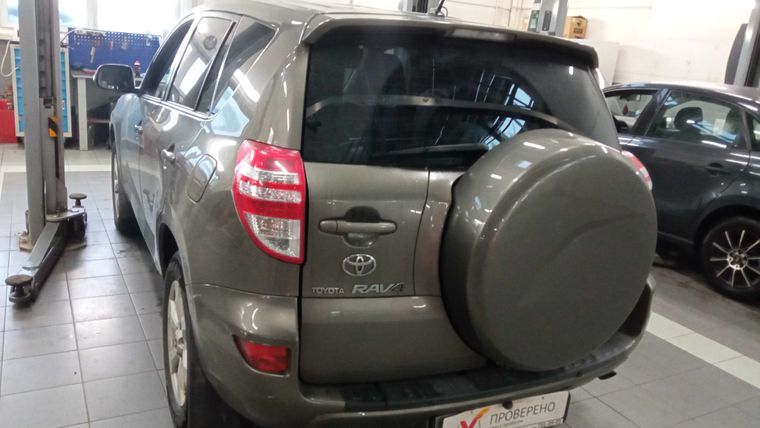Toyota RAV4 2010 года, 193 150 км - вид 4