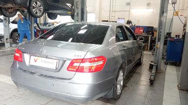 Mercedes-Benz E-класс 2010 года, 228 608 км - вид 3