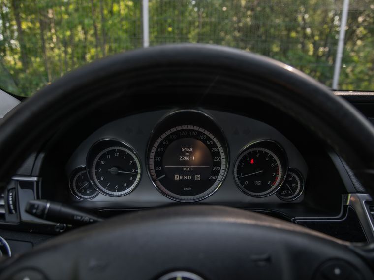Mercedes-Benz E-класс 2010 года, 228 608 км - вид 5