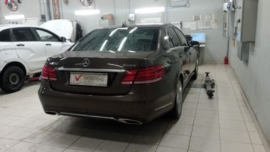Mercedes-Benz E-класс 2013 года, 160 522 км - вид 3