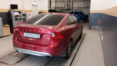 Volvo S60 2012 года, 202 349 км - вид 3