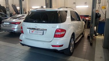 Mercedes-Benz M-класс 2011 года, 257 638 км - вид 3