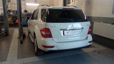 Mercedes-Benz M-класс 2011 года, 257 638 км - вид 4