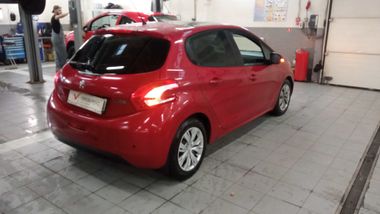 Peugeot 208 2013 года, 74 368 км - вид 3