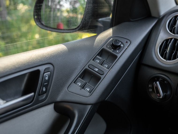 Volkswagen Tiguan 2011 года, 258 958 км - вид 9