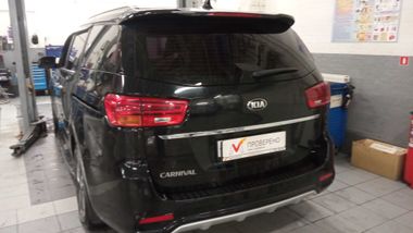 KIA Carnival 2018 года, 115 181 км - вид 4