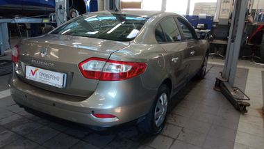 Renault Fluence 2011 года, 229 370 км - вид 3