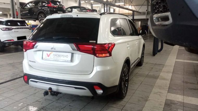 Mitsubishi Outlander 2022 года, 98 560 км - вид 3