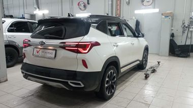 KIA Seltos 2020 года, 104 560 км - вид 3