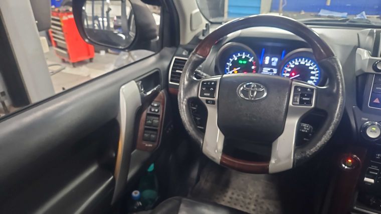 Toyota Land Cruiser Prado 2014 года, 343 840 км - вид 5