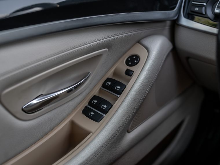 BMW 5 серия 2010 года, 150 000 км - вид 9