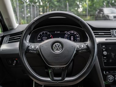 Volkswagen Passat 2019 года, 133 776 км - вид 5