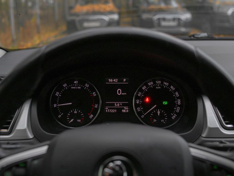 Skoda Rapid 2015 года, 177 123 км - вид 5