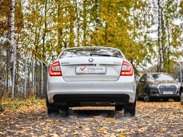 Skoda Rapid 2015 года, 177 123 км - вид 4