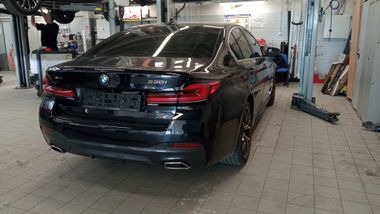 BMW 5 Серия 2022 года, 14 975 км - вид 3