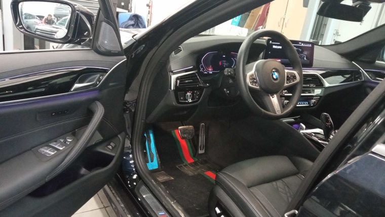 BMW 5 Серия 2022 года, 14 975 км - вид 5