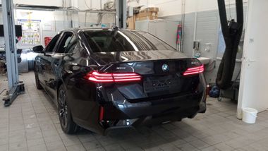 BMW 5 серия 2023 года, 8 456 км - вид 3