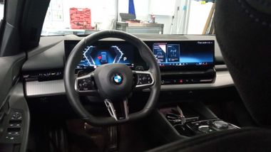 BMW 5 серия 2023 года, 8 456 км - вид 5