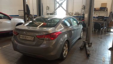 Hyundai Elantra 2011 года, 166 455 км - вид 3