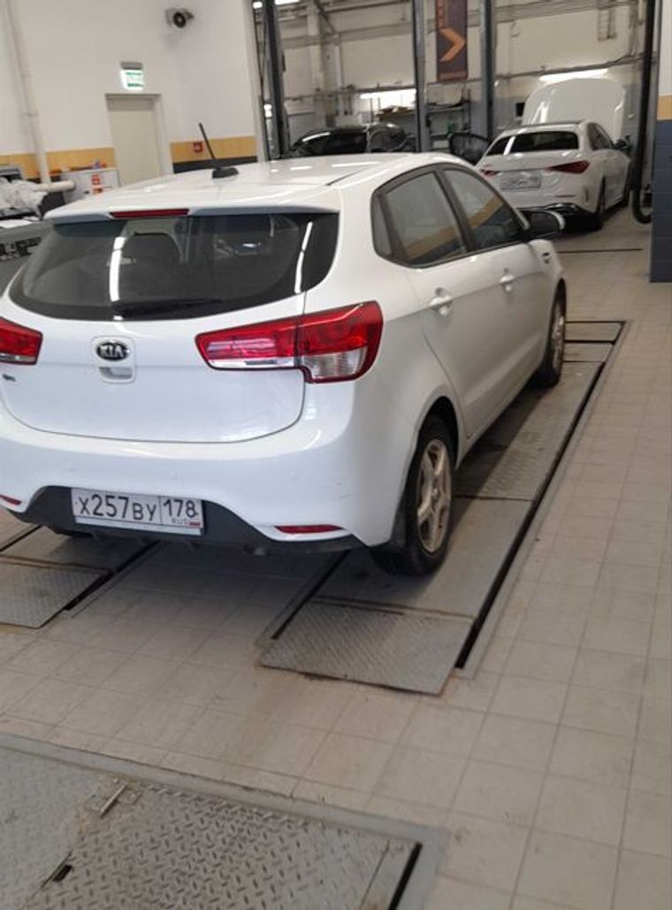KIA Rio 2017 года, 46 000 км - вид 3