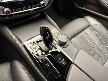 BMW 5 серия 2023 года, 18 438 км - вид 11