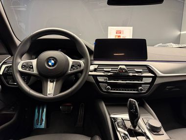 BMW 5 серия 2023 года, 18 438 км - вид 9