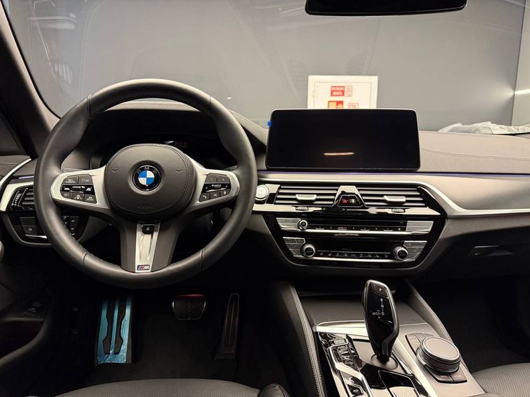BMW 5 серия 2023 года, 18 438 км - вид 9