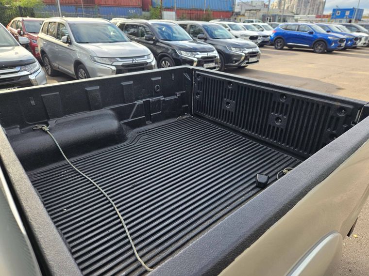 Toyota Hilux 2013 года, 550 769 км - вид 18