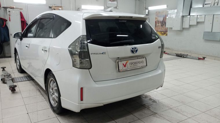 Toyota Prius Alpha 2013 года, 218 401 км - вид 4