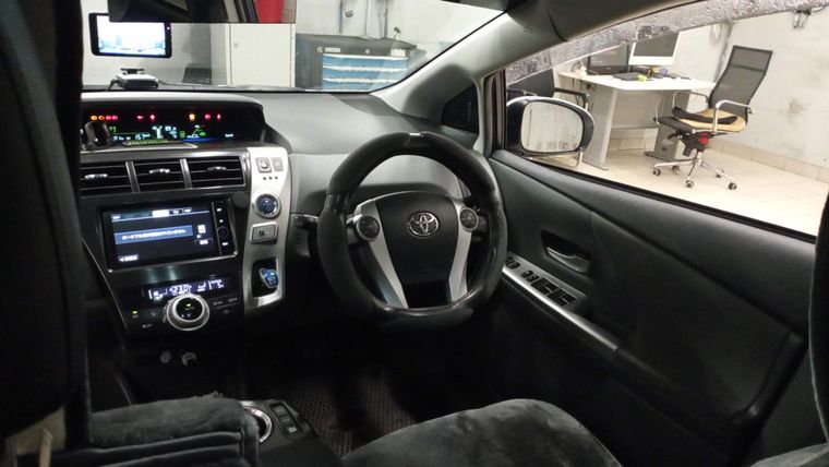 Toyota Prius Alpha 2013 года, 218 401 км - вид 5
