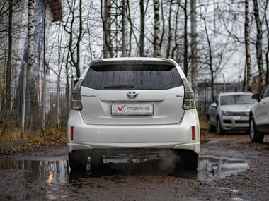 Toyota Prius Alpha 2013 года, 218 401 км - вид 4