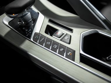 Белый Geely Coolray 2023 года | VIN 439220